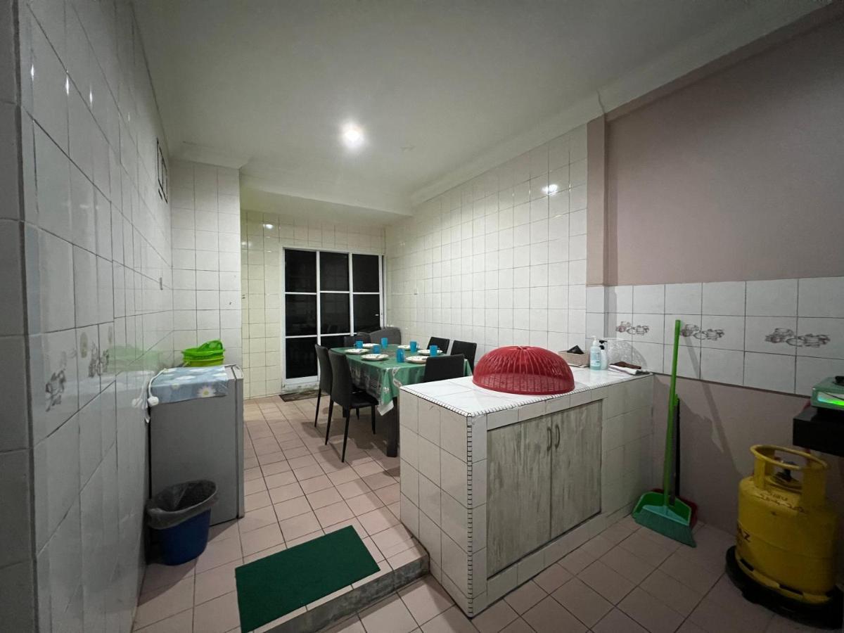 Hanif Homestay Kuching Exterior photo
